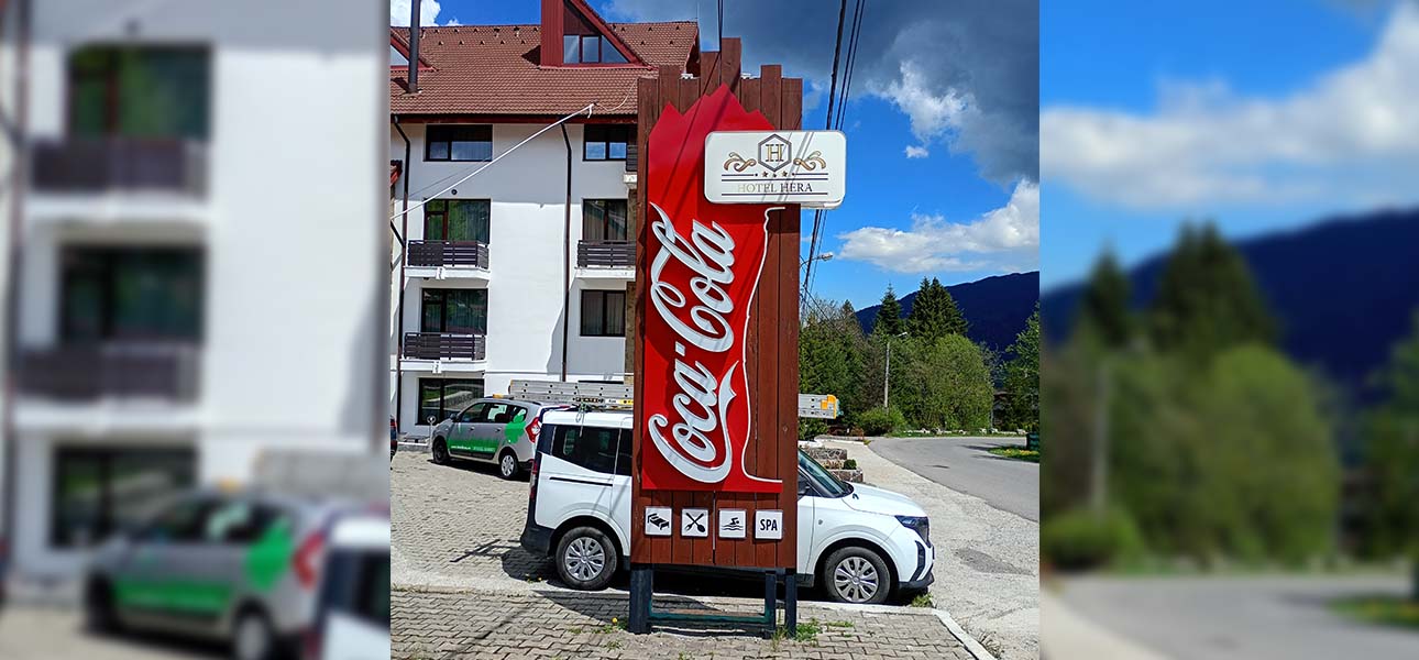 Totem lemn si litere volumetrice