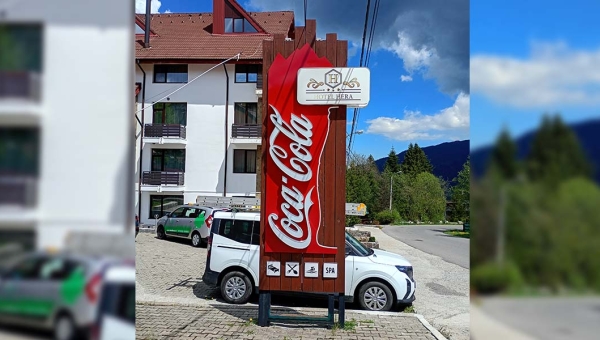 Totem lemn si litere volumetrice